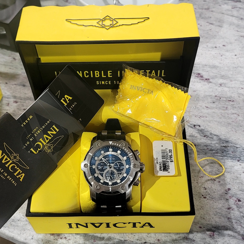 Invicta Men's Black and Silver Watch
